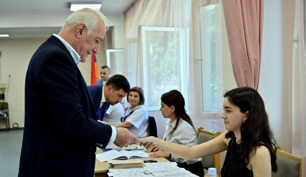 სომხეთის პრეზიდენტი - ხმა მივეცი მშვიდობიან, განვითარებად სო