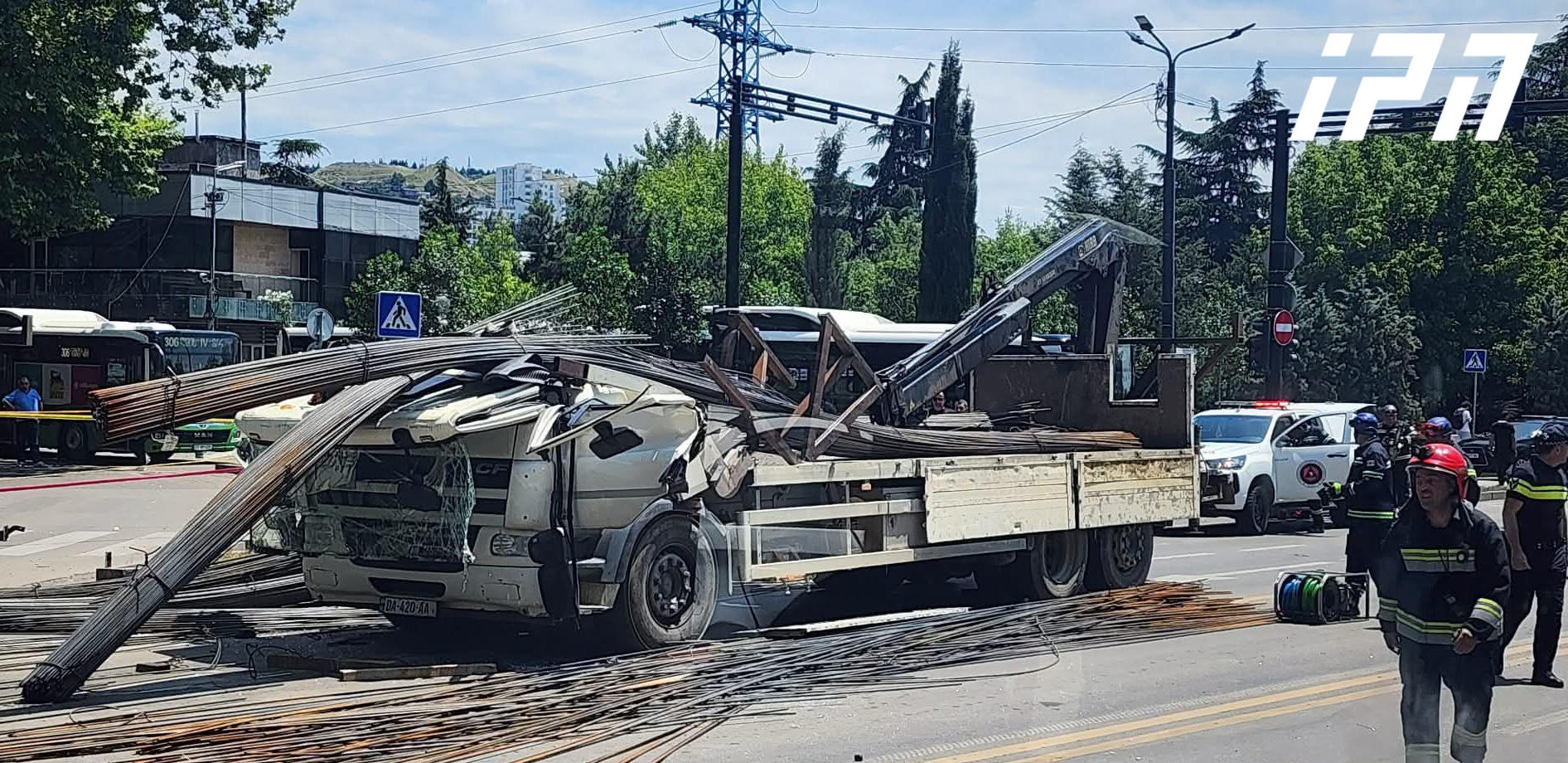 დიდუბეში სატვირთო მანქანას საკუთარი ტვირთი, რკინის კონსტრუქცია დაეცა - მაშველებმა კაბინიდან ერთი პირი გამოიყვანეს