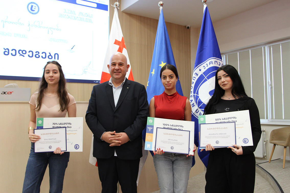 აბიტურიენტებისთვის გამოცხადებული ესეების კონკურსის გამარჯვებულები "ევროპის უნივერსიტეტის" ვიცე-რექტორმა რაულ ქირიამ დააჯილდოვა