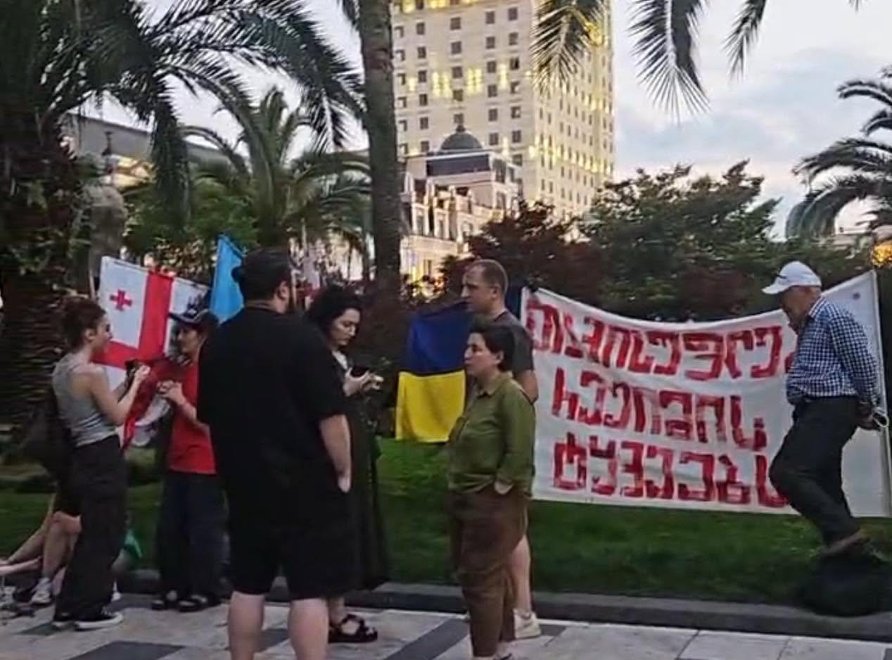 საკონსტიტუციო სასამართლოს შენობასთან მოქალაქეები ტრადიციულ საპროტესტო აქციას მართავენ
