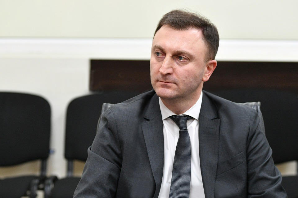 ე.წ. სააფთიაქო ნარკომანიის საქმეზე ბრალდებულ 20 პირს, მათ შორის, ჯანდაცვის მინისტრის ყოფილ მოადგილეს, ირაკლი მხეიძეს აღკვეთის ღონისძიების სახით პატიმრობა შეეფარდა - სამი პირი ძებნაშია