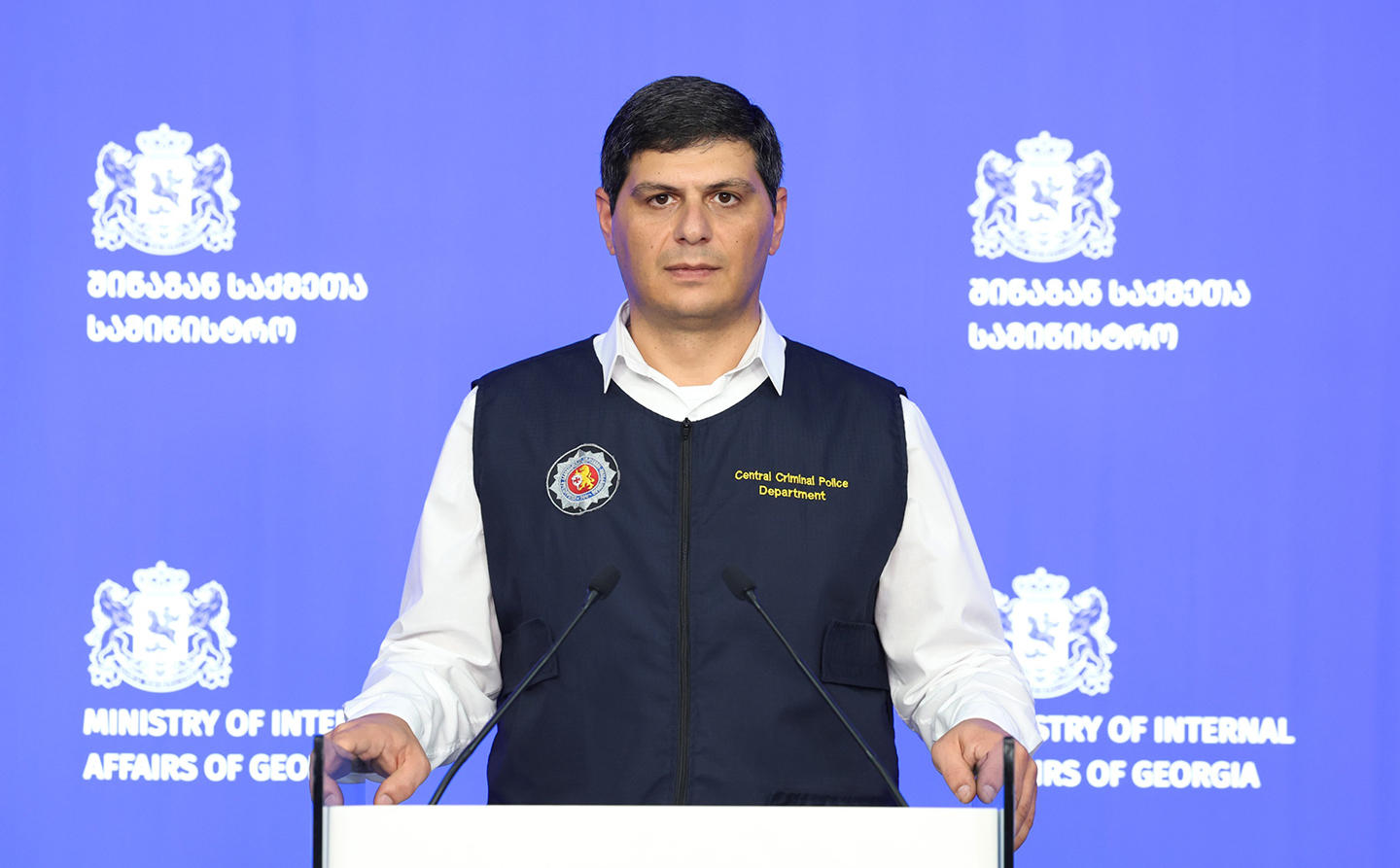 შსს - სამართალდამცველებმა არასრულწლოვნების ტრეფიკინგის ბრალდებით 3 პირი დააკავეს - ბრალდებულები შვილებს ბათუმში, მათ შორის ტურისტულ ადგილებში, მოწყალების თხოვნასა და ყვავილებით ვაჭრობას აიძულებდნენ
