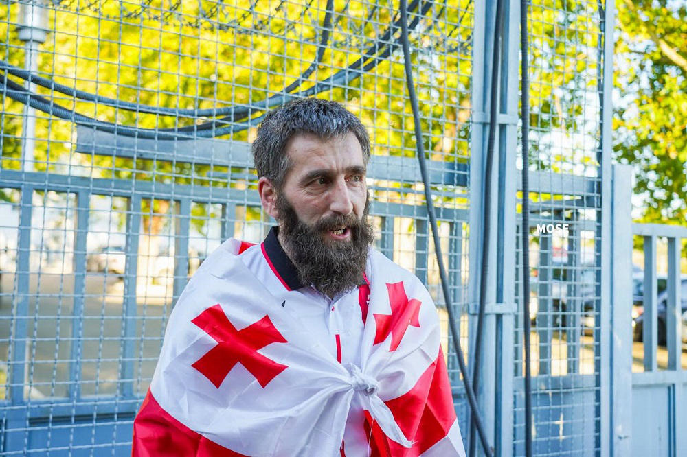 პატიმრობიდან გათავისუფლების შემდეგ მინდია შერვაშიძე პოლიციამ 500 ლარით დააჯარიმა