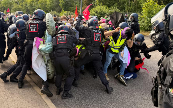 Reuters - გერმანიაში, ულტრამემარჯვენე პარტიის „ალტერნატივა გერმანიისთვის“ ყრილობის წინ დემონსტრანტებსა და პოლიციას შორის შეტაკებები მოხდა