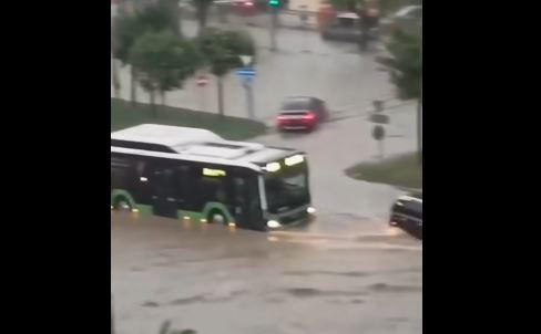 ძლიერი წვიმის შედეგად, თბილისში რამდენიმე ქუჩა დაიტბორა