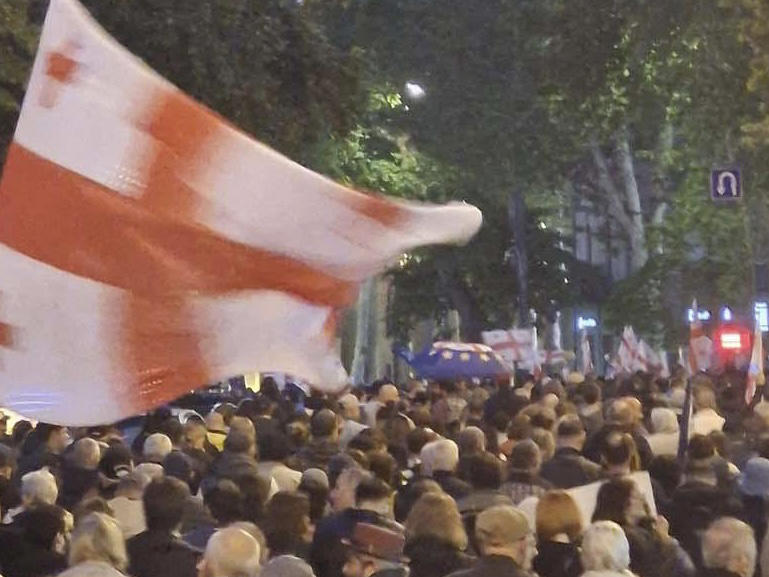 ფილარმონიიდან პარლამენტისკენ ,,შაბათის მარში” მოეწყო, შემდეგ კი პარლამენტთან აქცია გაიმართა