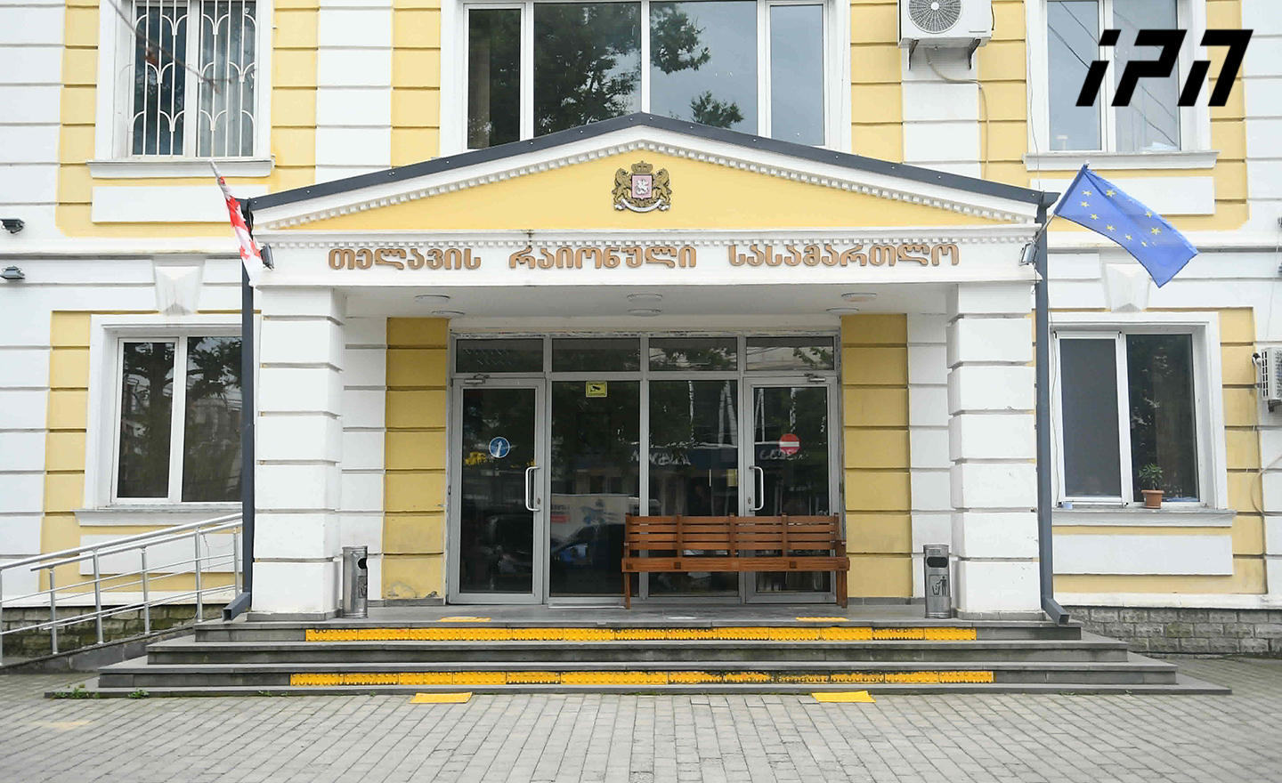 თელავის რაიონულ სასამართლოში ერთ-ერთ სასტუმროში ქორწილის მიმდინარეობისას მომხდარი ინციდენტის საქმეზე დაკავებულ გიორგი ჭიღლაძის სასამართლო სხდომა მიმდინარეობს