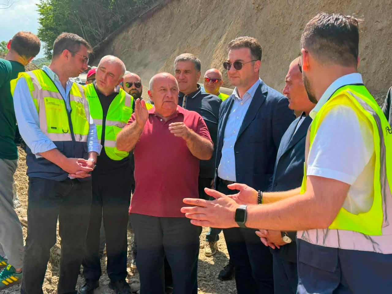 რევაზ სოხაძე თელავში სტიქიით დაზიანებულ ინფრასტრუქტურაზე - ყველა იმ ნაგებობას, რაზეც დასკვნა იარსებებს, რომ საფრთხის შემცვლელია, გამოვისყიდით, ან მესაკუთრეს მონაცვლეობას შევთავაზებთ - ხევის ნაწილი, რაც ქალაქშია, თავიდან ბოლომდე მოწესრიგდება
