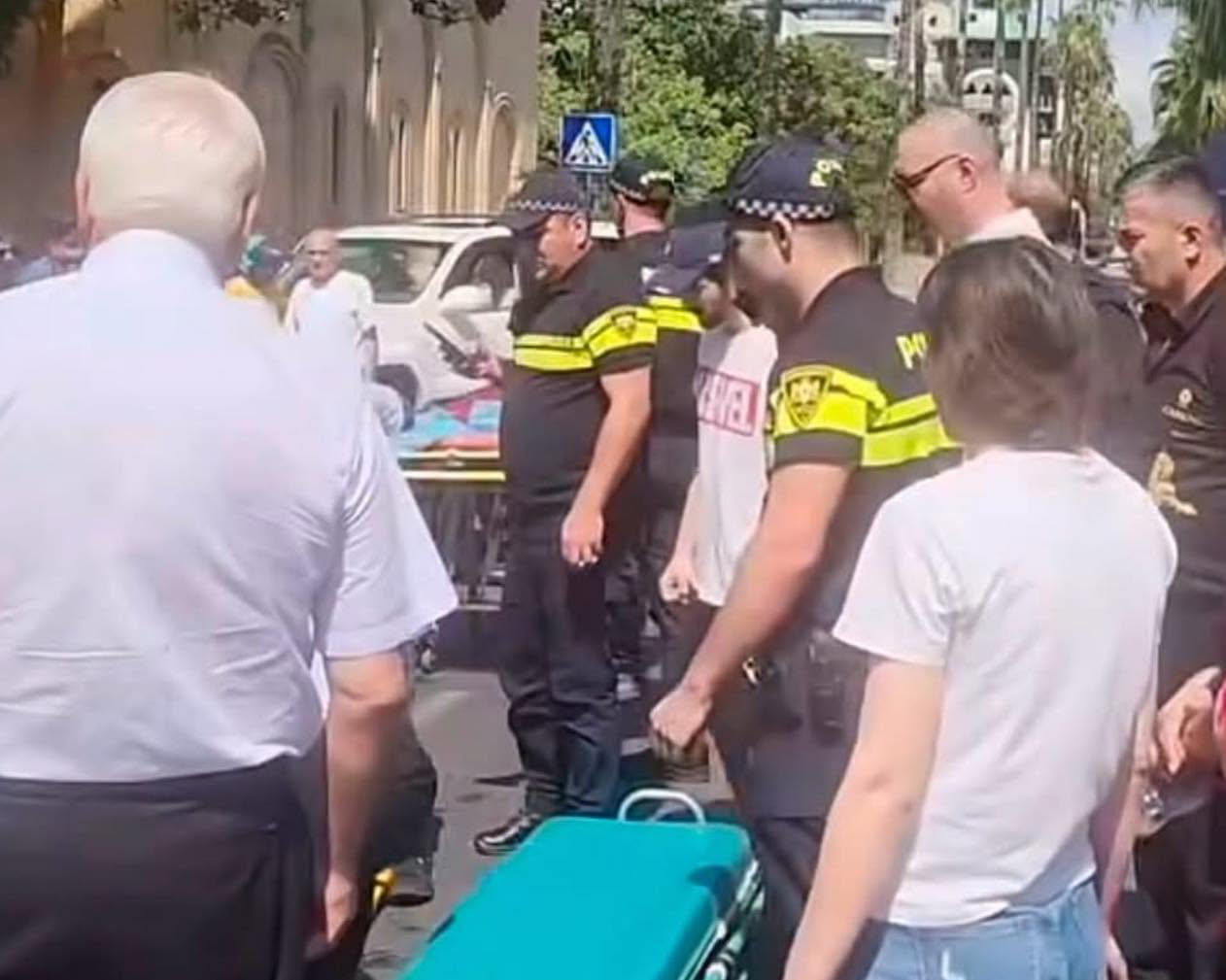 ბათუმში მსუბუქი ავტომობილისა და მოტოციკლის შეჯახების შედეგად ორი ადამიანი დაშავდა