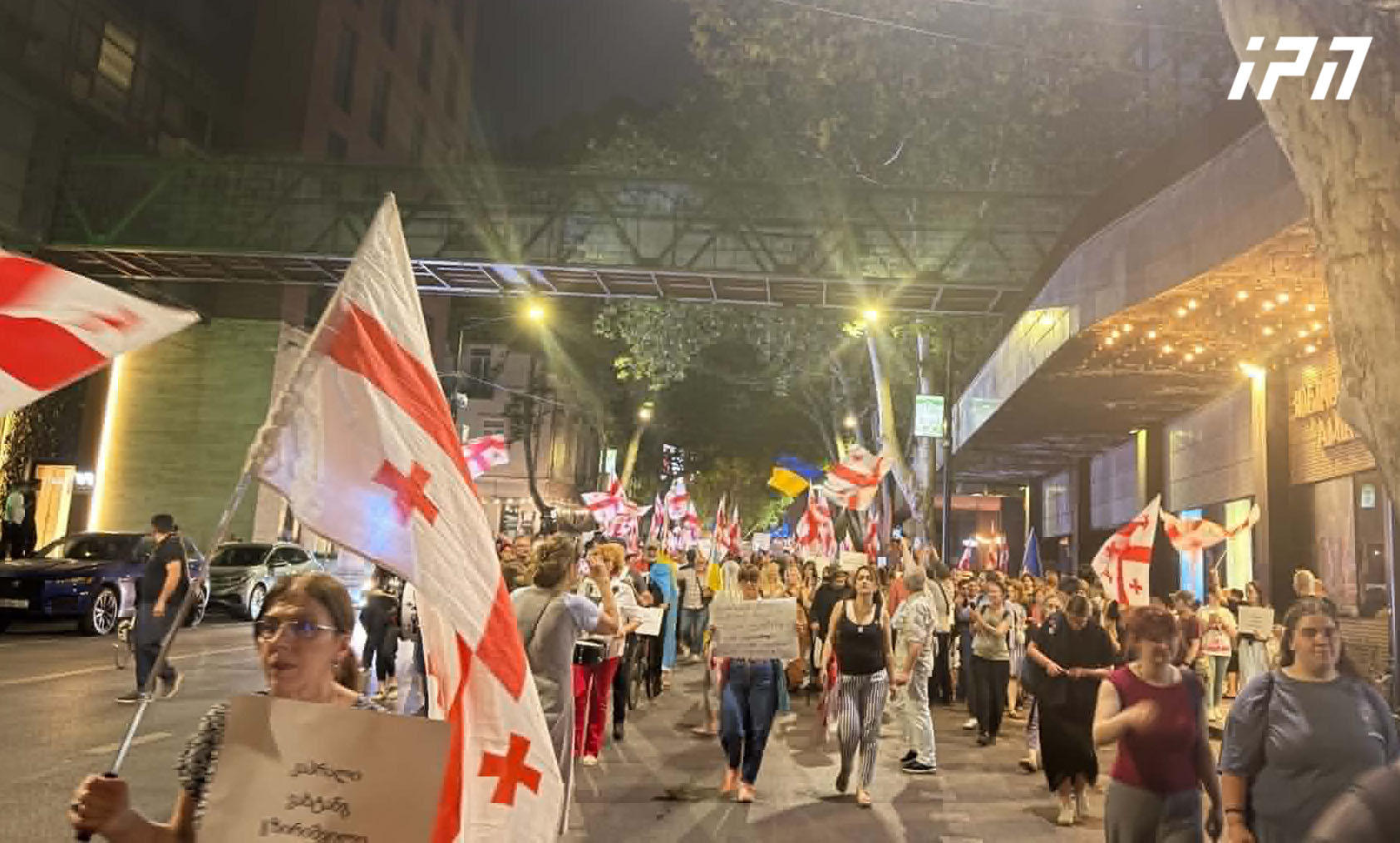 თბილისში, ლოზუნგით „გვახსოვს გმირები, გვახსოვს მტერი” მსვლელობა მიმდინარეობს