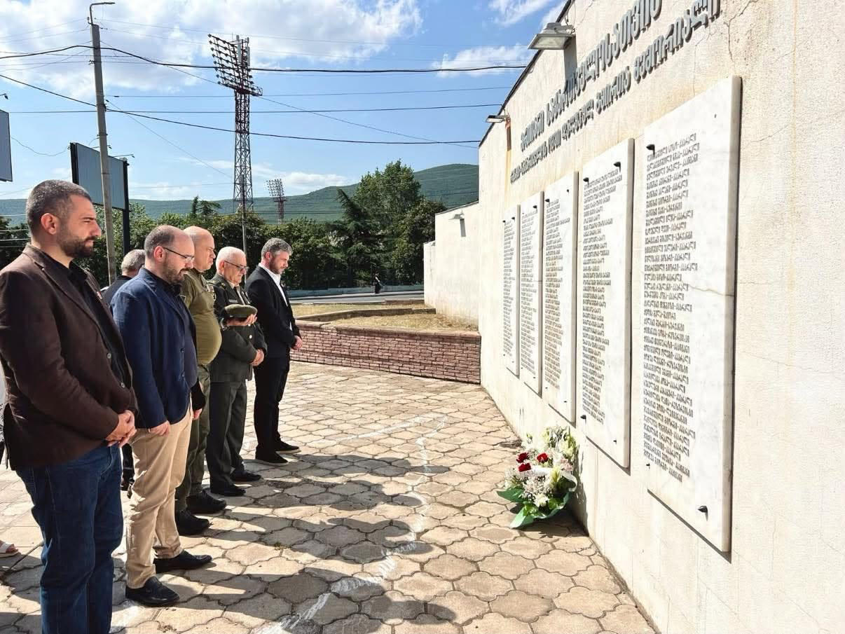 „ძლიერი საქართველო - ლელოს“ წარმომადგენლები აგვისტოს ომის 18 წლისთავთან დაკავშირებით, გორში, 8 აგვისტოს ომში დაღუპულ გმირთა მემორიალთან იმყოფებოდნენ