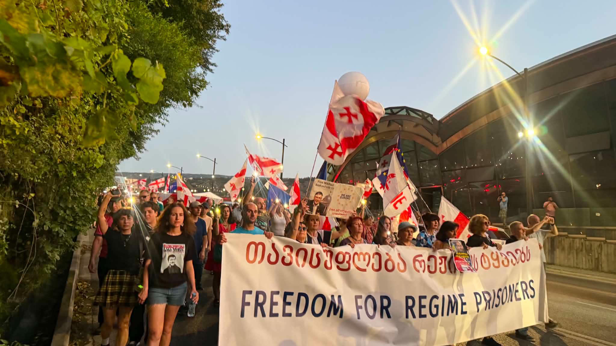 „თავისუფლება რეჟიმის პატიმრებს“ - ამ ლოზუნგით „შაბათის მარშის“ მონაწილეები საპროტესტო მსვლელობას მართავენ