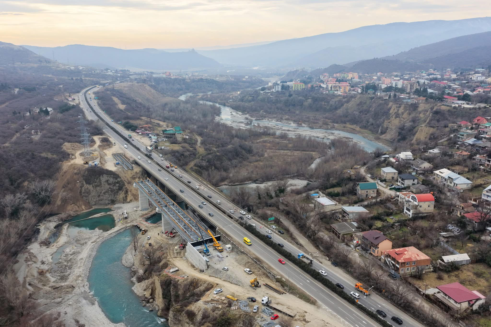 არაგვის ხიდზე სატვირთო ავტომობილების მოძრაობა ერთი მიმართულებით დროებით ალტერნატიულ მარშრუტზე გადაერთვება