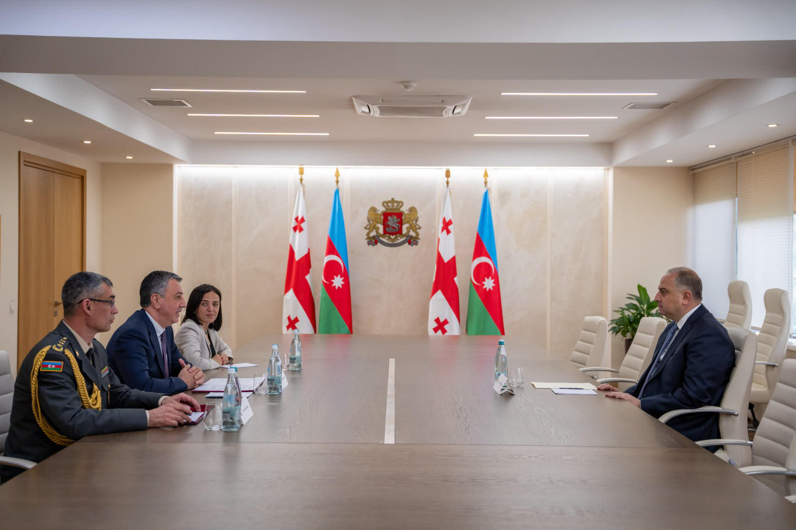 თავდაცვის მინისტრი აზერბაიჯანელ დიპლომატებს შეხვდა