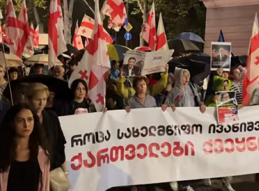 „შაბათის მარშის“ მონაწილეები საპროტესტო მსვლელობას მართავენ