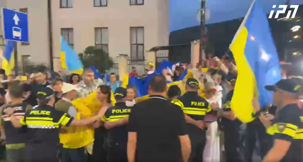 უკრაინის საელჩოსთან აქციის მონაწილეებსა და პოლიციას შორის სიტყვიერი დაპირისპირება იყო