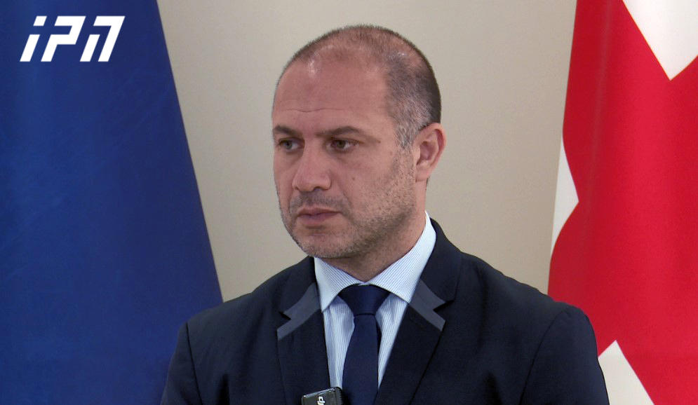 მინისტრი - მინდა დაგარწმუნოთ, რომ მეექვსე კლასელები, რომლებიც წელს ფორმას ჩაიცვამენ, სკოლას ისე დაამთავრებენ, რომ მათ ფორმა ეცმევათ, იმიტომ, რომ ყოველ წელს თითო კლასი დაემატება - ფორმას კი არ ვაბრუნებთ, ფორმის კულტურას ვამკვიდრებთ
