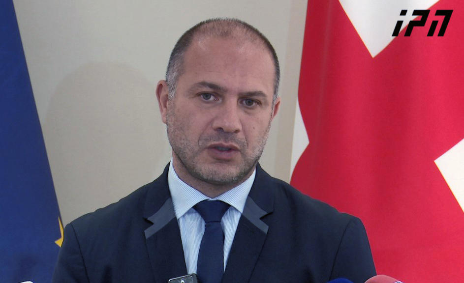 განათლების მინისტრი - არ არის სავალდებულო, რომ მშობლებმა სკოლის ფორმები ჩვენგან შეიძინონ - მათ შეუძლიათ ფორმა გამოიწერონ ან შეაკერინონ იმ დიზაინის, ნაჭრის და კრიტერიუმების გათვალისწინებით, რაც ნორმატიული აქტითაა დადგენილი