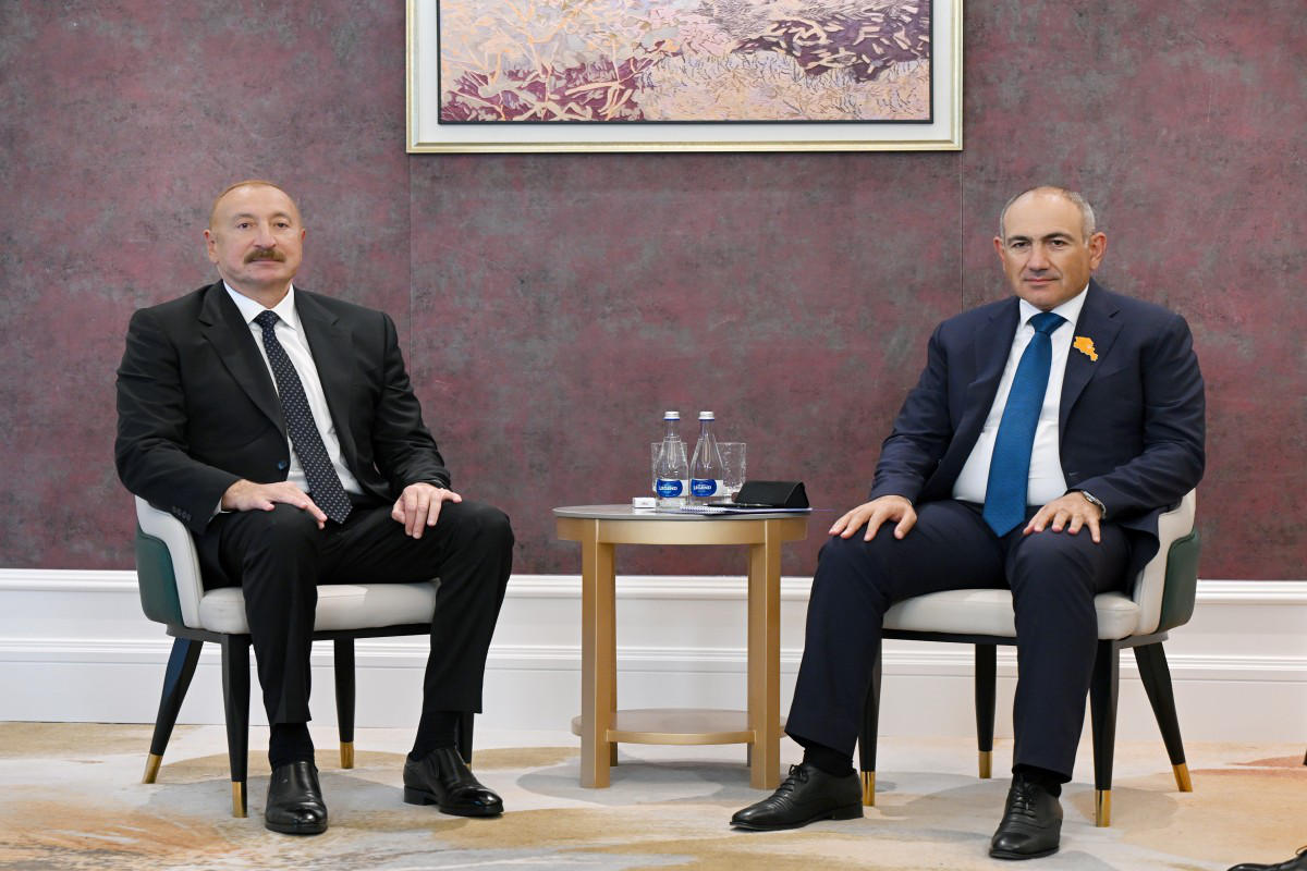 ილჰამ ალიევსა და ნიკოლ ფაშინიანს შორის შეხვედრა მიმდინარეობს