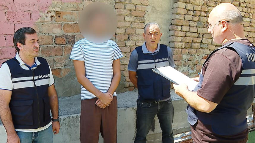შსს - დაკავებულია პირი, რომელმაც უცხო ქვეყნის მოქალაქეებს თავი ადვოკატად წარუდგინა და ბინადრობისა და მუშაობის უფლების მოსაპოვებლად საბუთების მომზადებაში დახმარების სანაცვლოდ 58 000 ლარი გამოართვა, თუმცა დანაპირები არ შეასრულა