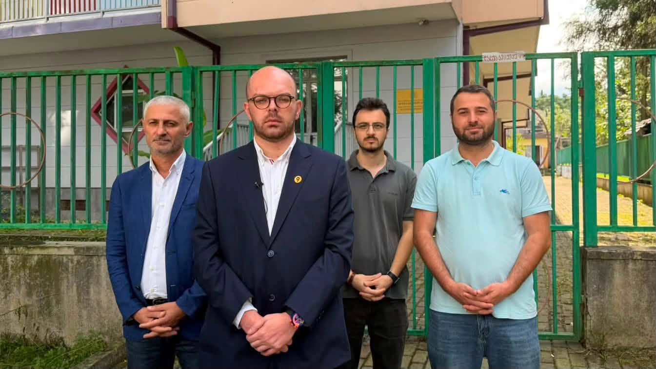 „ძლიერი საქართველო-ლელოს“ ბათუმის საკრებულოს წევრის ვაჟა დარჩიას განცხადებით, დღეს სააღმზრდელო პროცესი 40 მუნიციპალური ბაღიდან 9-ში ვერ განახლდა