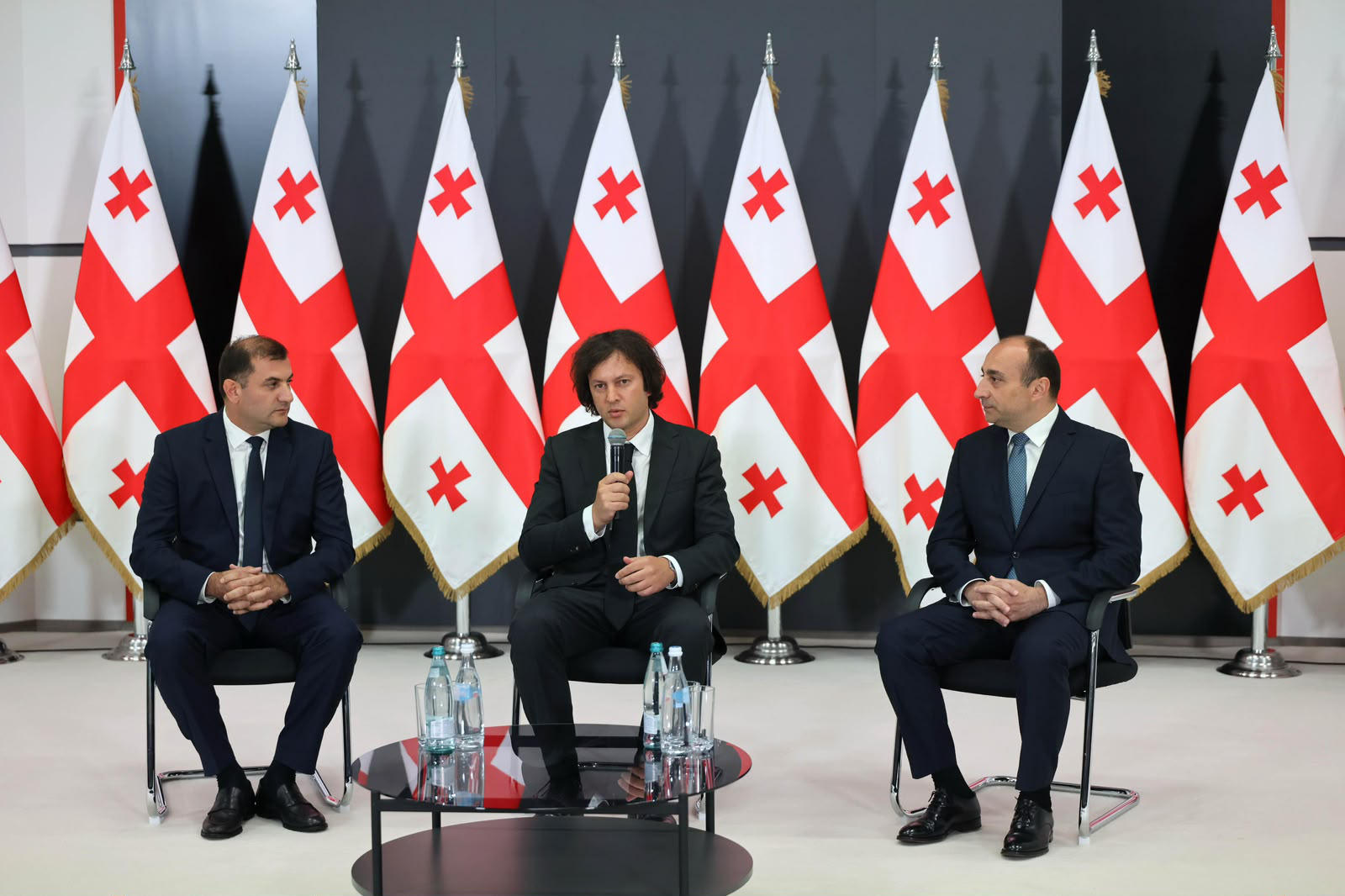ირაკლი კობახიძემ სახელმწიფო უსაფრთხოების სამსახურის პირად შემადგენლობას სამსახურის ახალი უფროსი, თამაზ ბორაშვილი წარუდგინა