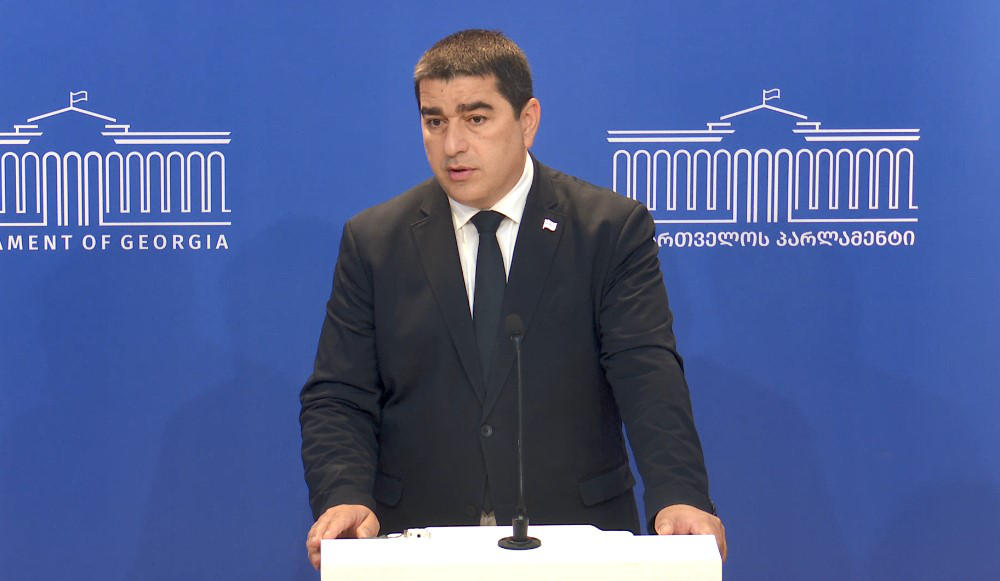 შალვა პაპუაშვილი - აი, გახარიას ფანტაზიორობას რა ვუთხარი - კენჭისყრაზე, ასე ვთქვათ, შეცდომით მხარდაჭერა საპარლამენტო ცხოვრების თანმდევი მოვლენაა - ვაფრთხილებ ხოლმე, რომ ყურადღება მიაქციონ, მაგრამ დარბაზში ყოველთვის ყურადღება არ არის ხოლმე