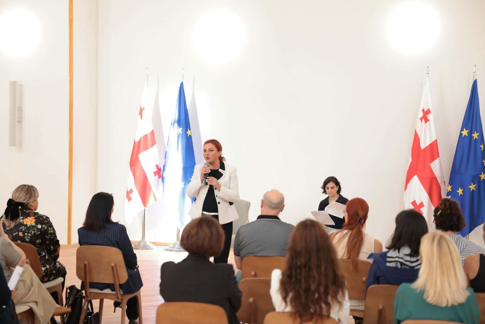 განათლების სამინისტრო - 21-ე საჯარო სკოლის მოსწავლეთა მშობლებს უწყებამ, დროებით, სხვა საჯარო სკოლის შენობაში გადასვლა და ტრანსპორტით უზრუნველყოფა შესთავაზა, დაიგეგმა გაფართოებული შეხვედრაც