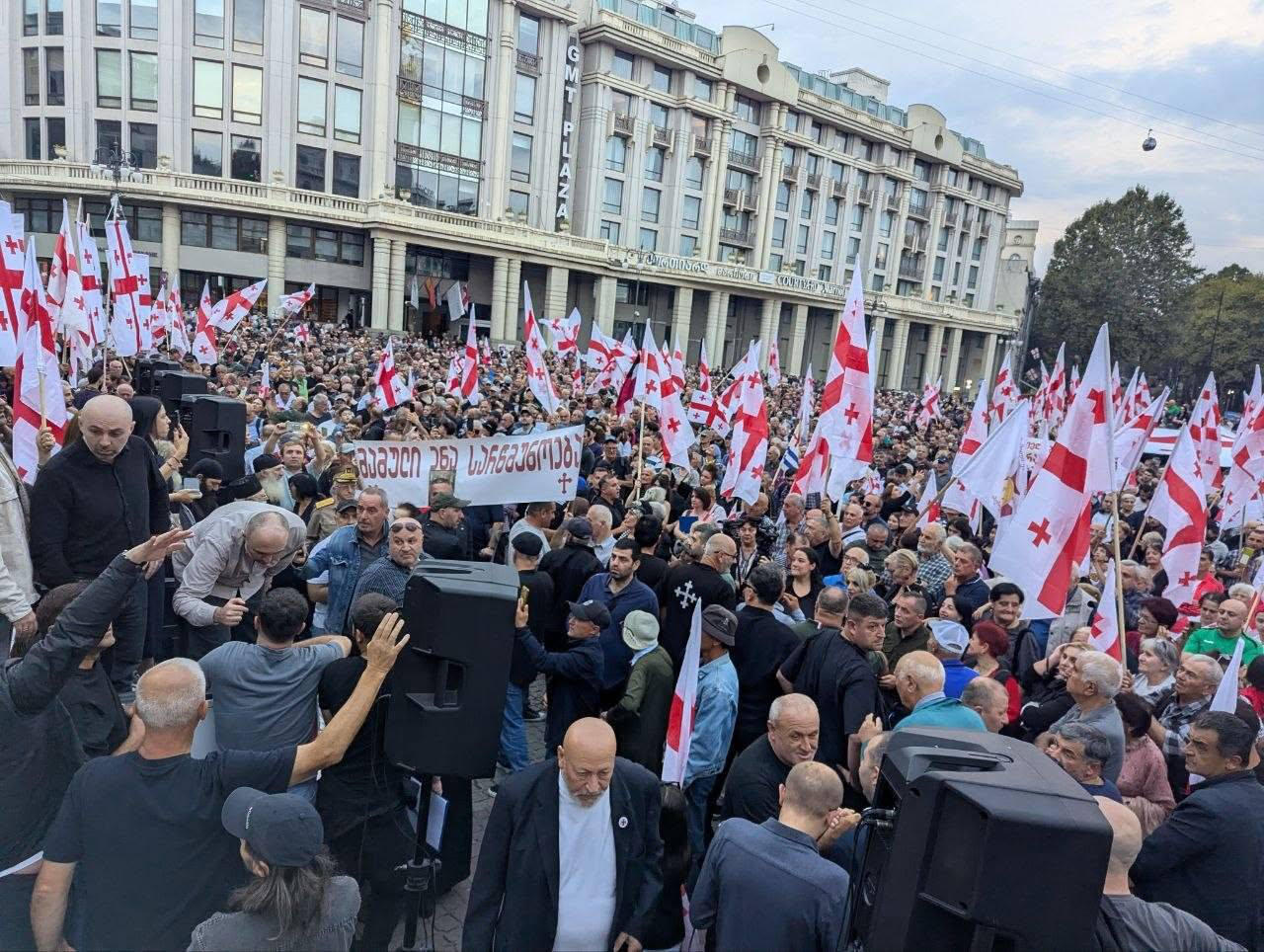 თავისუფლების მოედანზე საპროტესტო აქცია მიმდინარეობს - შეკრებილების განცხადებით, ისინი ე.წ. „არაბული ქალაქების“ მშენებლობას აპროტესტებენ