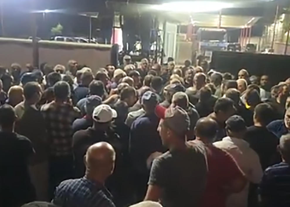 ახალსოფელში მევენახეები აქციას მართავენ და ყურძნის დაბალ ფასს აპროტესტებენ