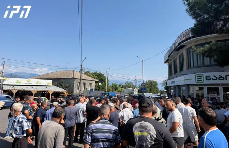 Farmers have gathered outside wineries in the municipalities of Kvareli and Gurjaani to protest grape prices