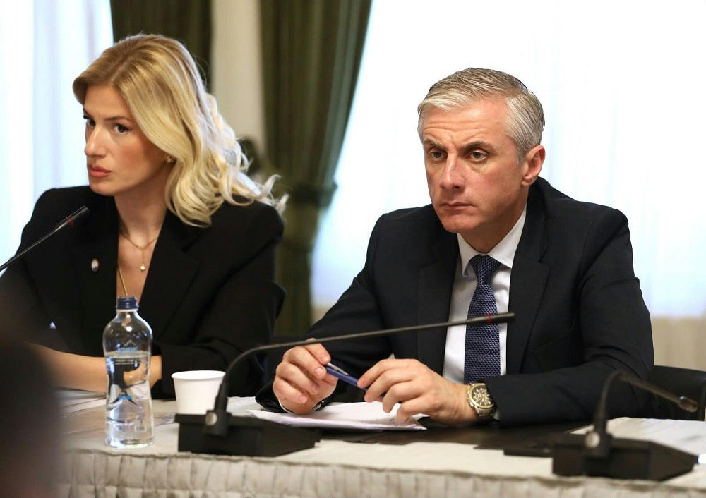 კომუნიკაციების კომისიის ომბუდსმენმა პარლამენტის ეკონომიკური პოლიტიკისა და ადამიანის უფლებათა დაცვის კომიტეტების სხდომაზე, მომხმარებელთა ინტერესების საზოგადოებრივი დამცველის სამსახურის 2025 წლის საქმიანობის ანგარიში წარადგინა
