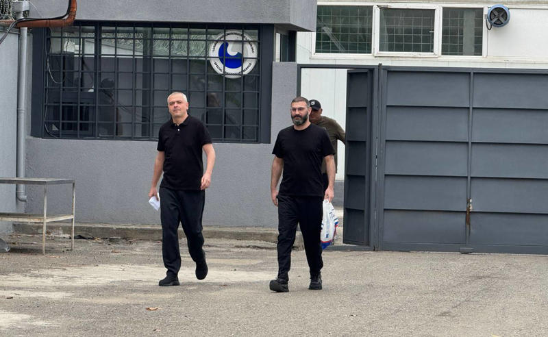 თავდაცვის სამინისტროს კუთვნილი დიდი ოდენობით თანხის გაფლანგვის საქმეზე მსჯავრდებულებმა ვასილ მხეიძემ და გიორგი ხაინდრავამ პენიტენციური დაწესებულება დატოვეს