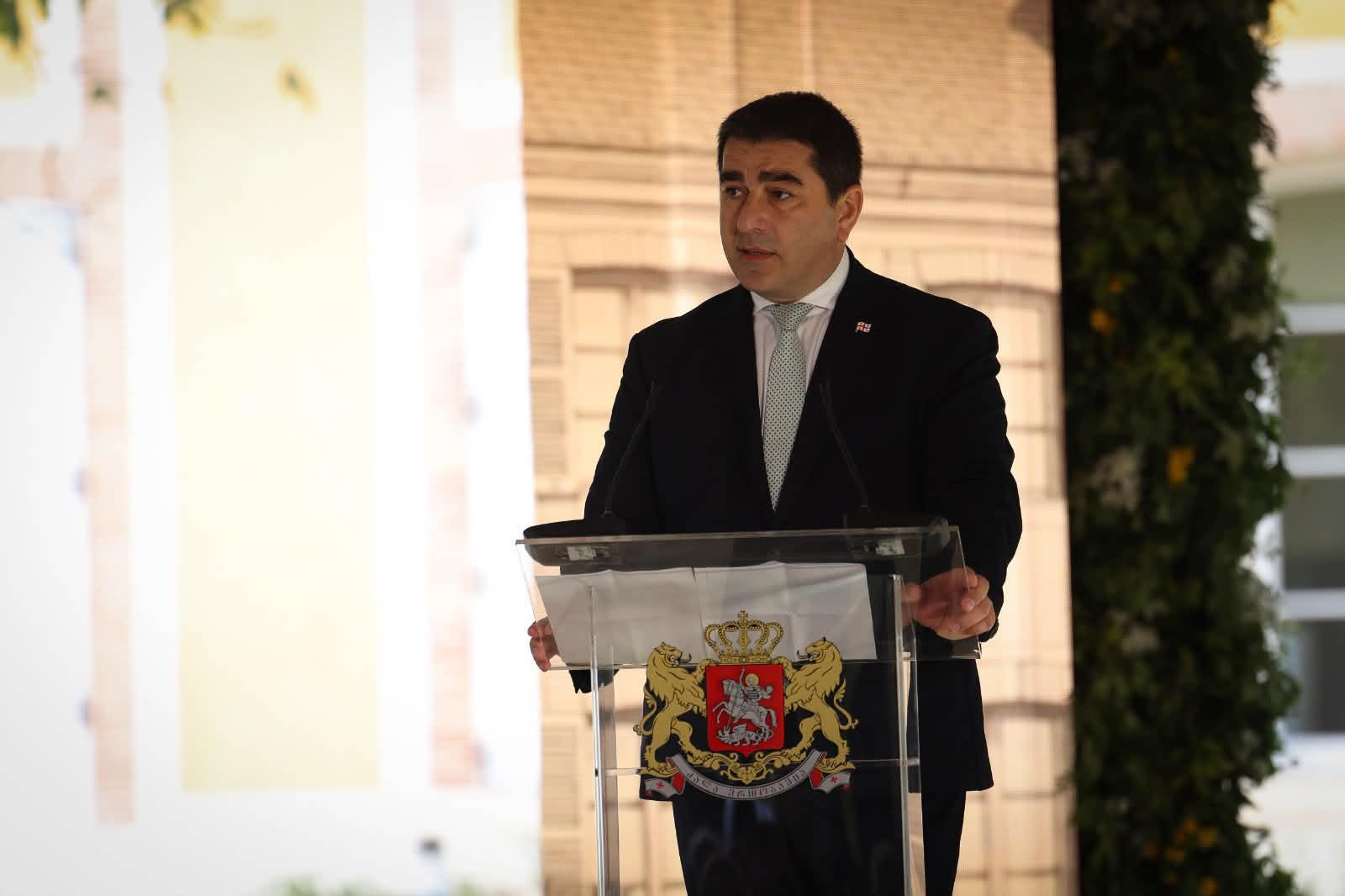 შალვა პაპუაშვილი - 70 წლის განმავლობაში ყოველი მომდევნო დღე უფრო და უფრო რთულად წარმოსადგენს ხდიდა ლევილში შენახული იმედის აღსრულებას, მაგრამ საბჭოთა წყობილების პირობებშიც კი საკუთარ მიწას, რწმენას და ენას მიჯაჭვულმა ქართველმა ერმა მოახერხა იდენტობის შენარჩუნება