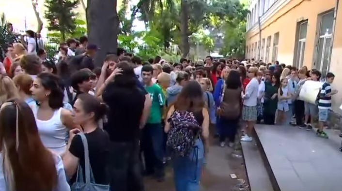 თბილისის 166-ე სკოლასთან მოსწავლეები და მშობლები აქციას მართავენ