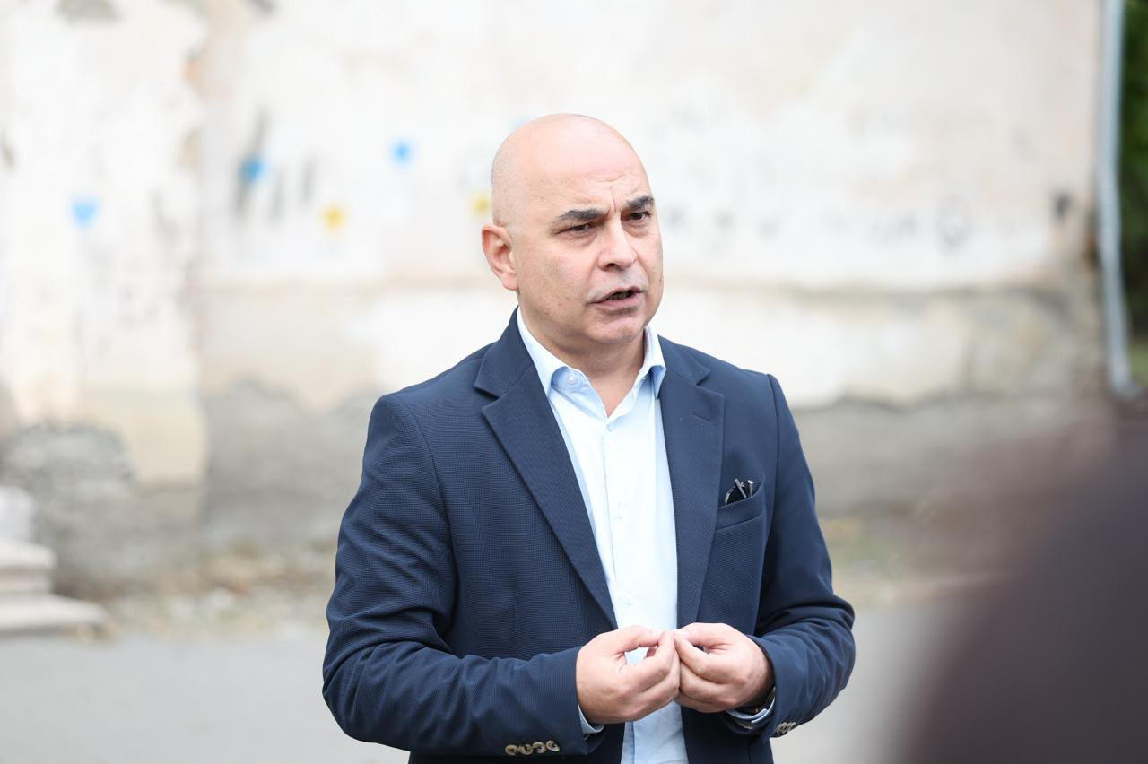 განათლების სამინისტრო ველისციხის საჯარო სკოლის წარმომადგენლებსა და მოსწავლეთა მშობლებთან შეხვედრაზე ინფორმაციას ავრცელებს