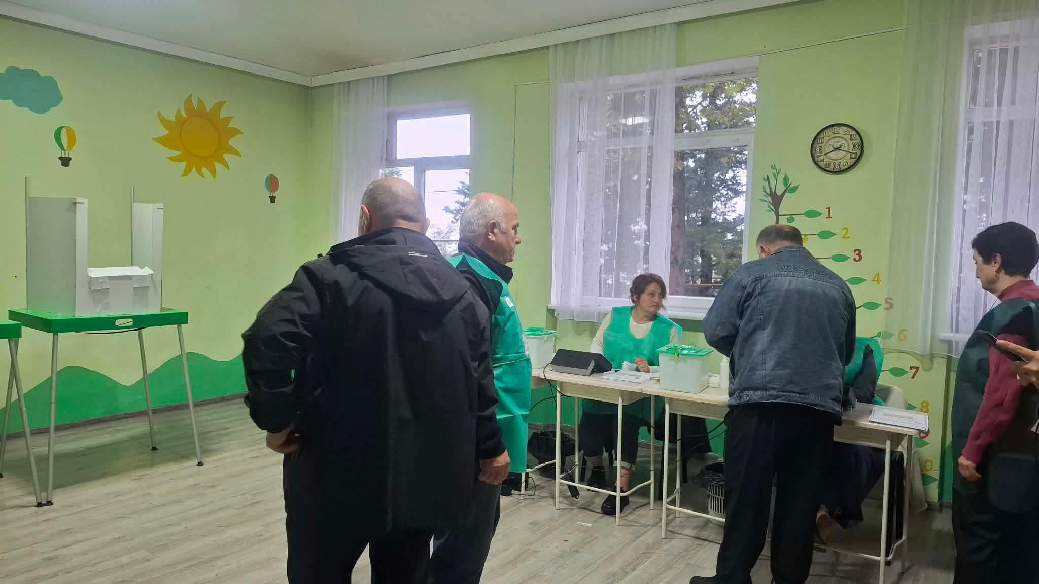ვანის მე-17 საარჩევნო უბნის კომისიის თავმჯდომარის განცხადებით, ვანის მუნიციპალიტეტში, სადაც არჩევნები ელექტრონული წესით ტარდება, კენჭისყრა შეფერხების გარეშე მიმდინარეობს