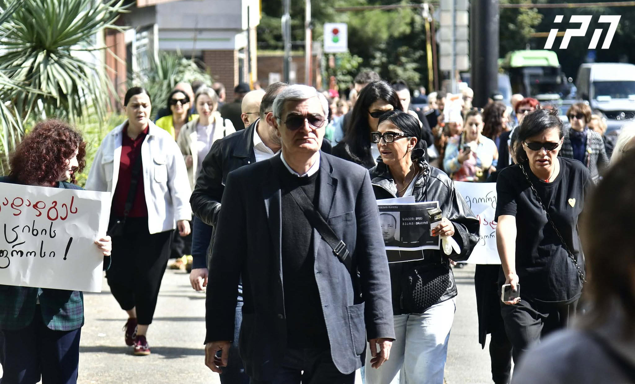 მსჯავრდებულ გიორგი დავითაძის მხარდამჭერები სპეციალური პენიტენციური დაწესებულებიდან „საზოგადოებრივ მაუწყებლისკენ“ მსვლელობას მართავენ