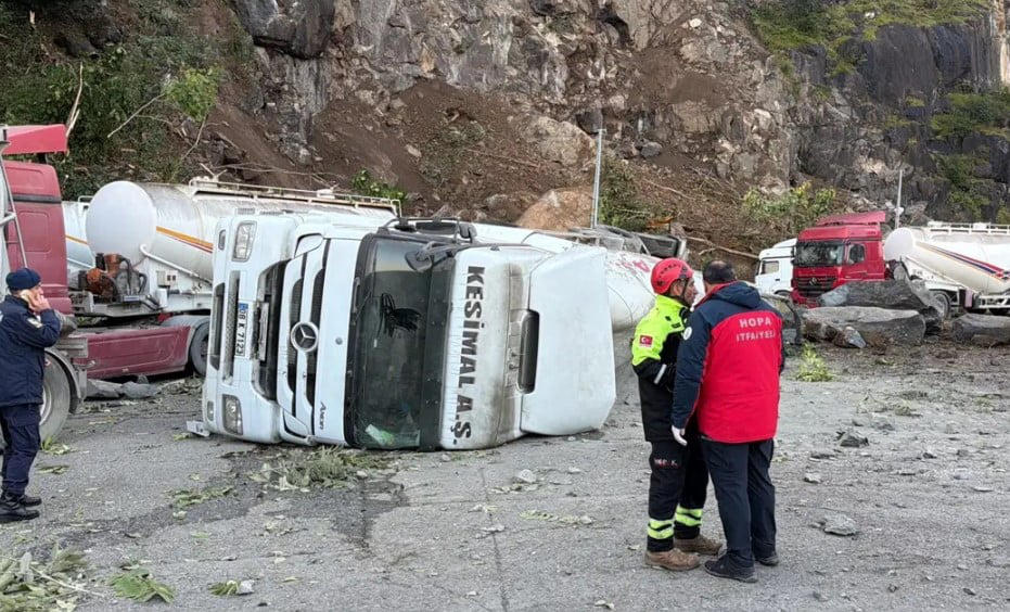 თურქეთში, ხოფას რაიონში, სატვირთო ავტომობილების სადგომზე მეწყერის ჩამოწოლას მსხვერპლი მოჰყვა