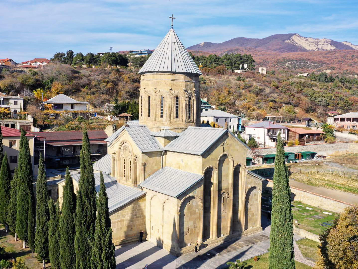 საპატრიარქოს განცხადებით, სამთავროს მონასტერში ლიტურგია ქართულად აღევლინა და ლიტურგია რუსულ ენაზე არ ჩატარებულა, უცხოელ სასულიერო პირებს კი ასამაღლებლის წარმოთქმის უფლება მშობლიურ ენაზეც საეკლესიო ტრადიციით ეძლევათ