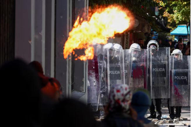 Reuters - ალბანეთში მთავრობის საწინააღმდეგო აქციაზე დემონსტრანტებსა და პოლიციას შორის შეტაკებები მოხდა