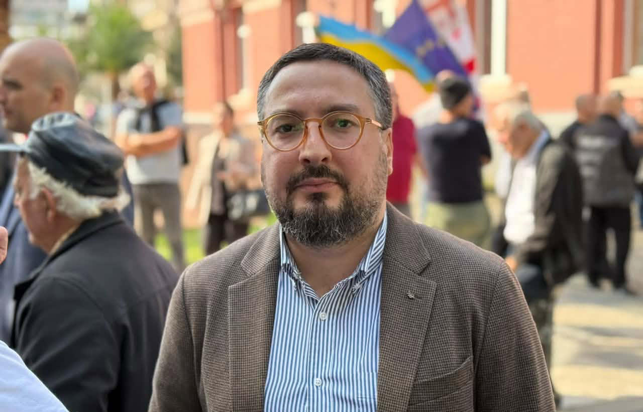 თაზო დათუნაშვილი - ვასილ როინიშვილი იყო პროკურორი, რომელიც თეთრი ძაფით კერავდა როინ შავაძის საშინელ საქმეს - ეს კაცი როგორ შეიძლება იჯდეს მოსამართლის მანტიაში და ასამართლებდეს იმ რეჟიმს, რომლის დანაშაულის შემსრულებელიც იყო?
