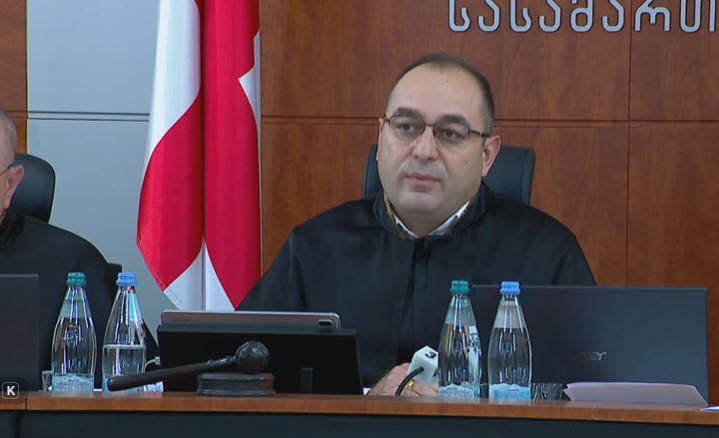რევაზ ნადარაია ანა წითლიძეს - გაფრთხილებთ, რომ ისეთ ტერმინებს, როგორიცაა „კლანი“ და შეურაცხმყოფელი ეპითეტები, სასამართლო არ მიიღებს - გაფრთხილების შემდეგ, მომიწევს, დაგატოვებინოთ დარბაზი!