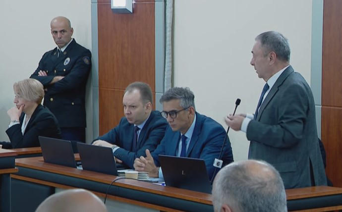 თენგიზ შარმანაშვილი - იმდენად სასაცილო დონემდე მიდიან, ამბობენ, რატომ ეკიდა კედელზე სახელმწიფოს მეთაურის სურათიო, როდესაც ელჩი ვიყავი - მე კი არა, 30-ზე მეტი ელჩი გვყავდა მსოფლიოში და ყველგან ეკიდა - ნუ შემატოპვინებთ ღრმად!